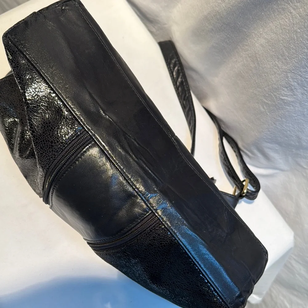 Genuine leather Women Sleek Black Crossbody Bag with Structured Desig